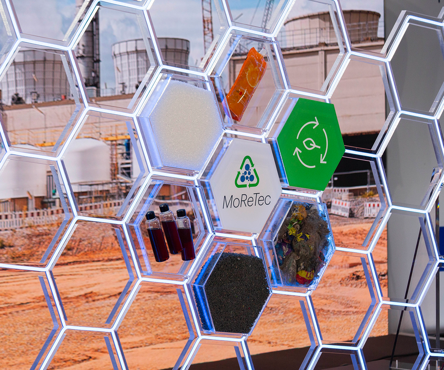 LyondellBasell installs Wesseling recycling reactors