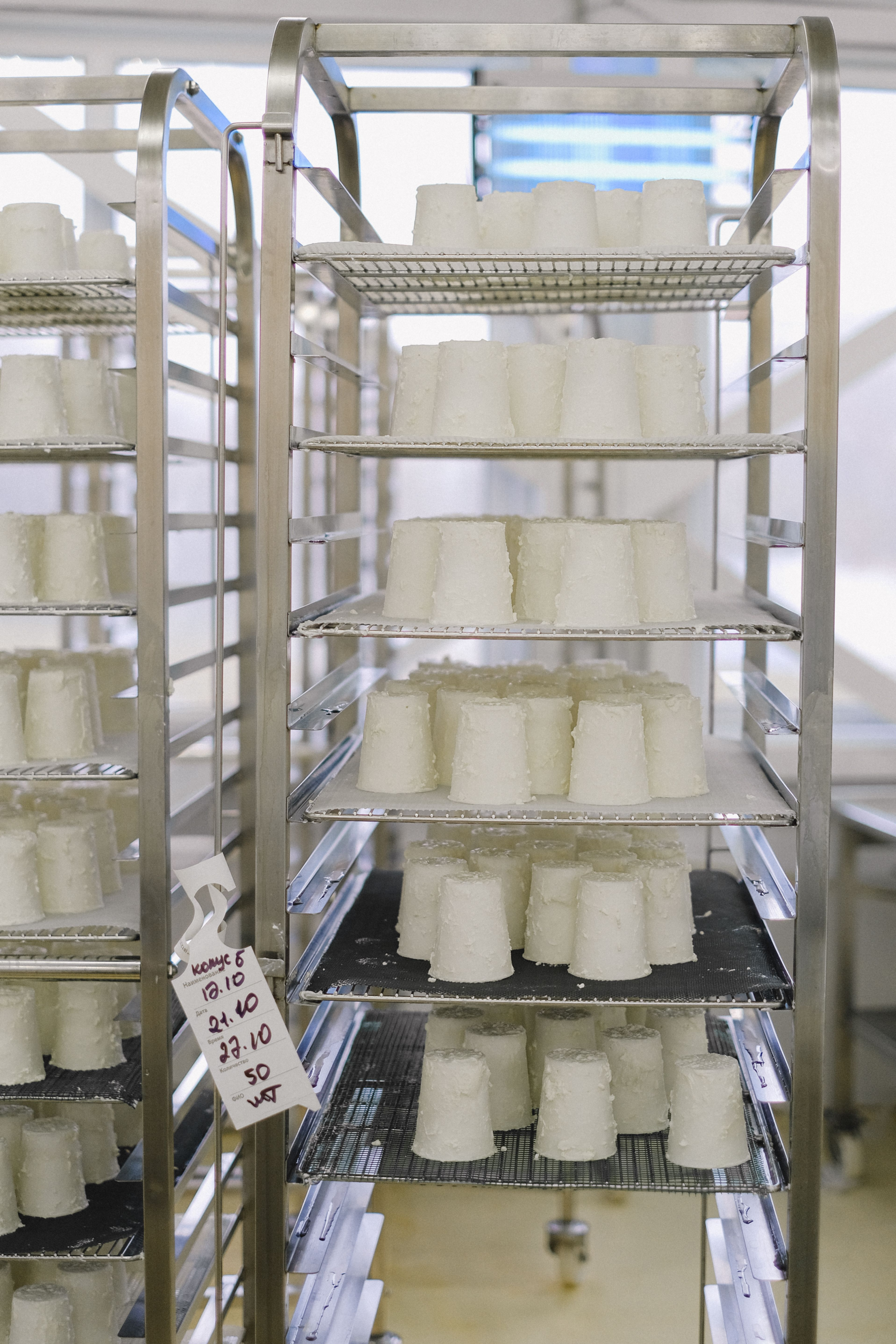 AHDB hosts overseas dairy buyers at British production facilities